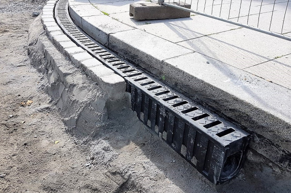 Monolitické žlaby MEA DM1500 v černé barvě použité při rekonstrukci mostu v Plzni