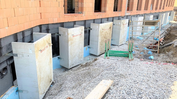 Při dostavbě základní školy ve Zdicích se právě instalují betonové sklepní světlíky MEA Vector