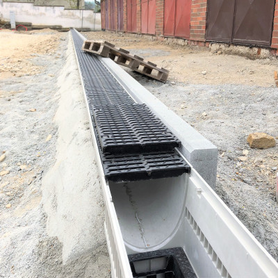 Žlaby MEARIN PLUS 200 odvádějí dešťovou vodu z parkoviště v Písku