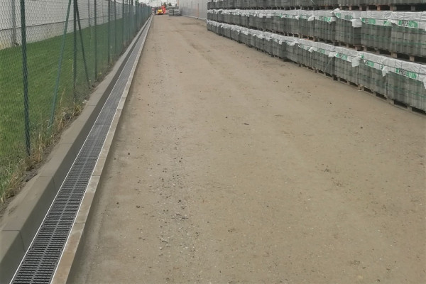 Odvodnění průmyslového areálu se žlaby MEARIN PLUS 200 v Prostějově