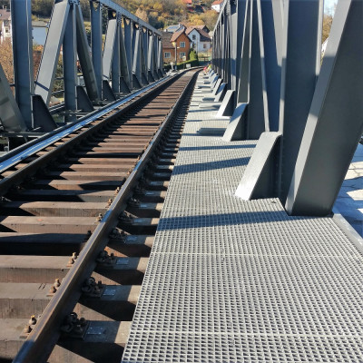 Výměna kompozitních roštů na železničním mostě na trase Beroun-Rakovník