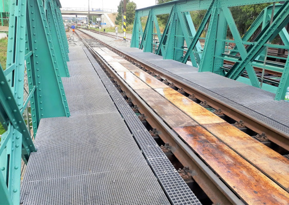 Instalace kompozitní lávky na rekonstrukci železničního mostu v Krnově